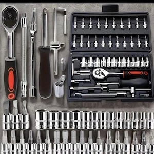 Peut inclure: Un ensemble complet d'outils de mécanicien, comprenant des douilles, des cliquets et des embouts. Les outils sont disposés sur une surface grise, avec un étui noir contenant des composants supplémentaires. L'ensemble comprend des tailles métriques et impériales.