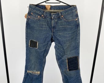 Calça Jean Levi's 529 bootcut de cintura muito baixa, customizada com patches, tamanho 29 (EUA) e comprimento 32 (EUA).