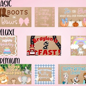 Op de afbeelding: Een verzameling op maat gemaakte feestborden met verschillende thema's. De borden bevatten tekst als "Boots or Bows", "Happy Birthday" en "He or She". De borden bevatten illustraties van pompoenen, eenhoorns en stripfiguren.