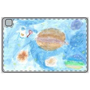 以下が含まれることがあります： 明るい青色の背景に、手描きのカラフルな惑星と星のイラスト。ピンクの帯が付いた大きな茶色の惑星を中心に、茶色、紫、青の色合いの他の惑星が描かれています。アートワークは灰色のフレームで囲まれています。