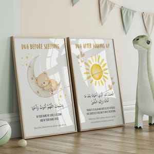 Puede incluir: Dos láminas enmarcadas con oraciones islámicas para niños. Una presenta un osito de peluche en una luna creciente, la otra un sol. El texto incluye "Dua Before Sleeping" y "Dua After Waking Up" con texto árabe e inglés. Colores suaves.