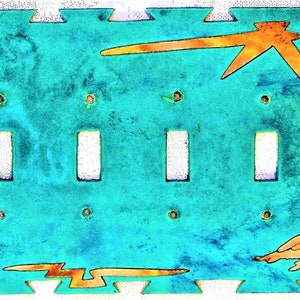 Könnte beinhalten: Ein türkisblauer Lichtschalter mit einem südwestlichen Design. Die Abdeckung zeigt einen Kaktus, einen Vogel und Blitze in einer gelb-orangenen Farbe.