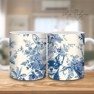 Pu&ograve; includere: Tazza in ceramica bianca con un motivo floreale blu e bianco e due ritratti di cani Chihuahua. La tazza ha un manico bianco e il testo "Shop Robyn's Personalized Gift".