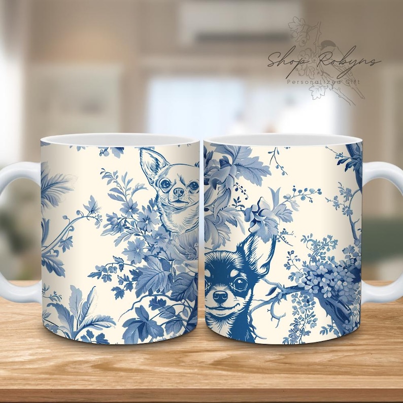 Pu&ograve; includere: Tazza in ceramica bianca con un motivo floreale blu e bianco e due ritratti di cani Chihuahua. La tazza ha un manico bianco e il testo "Shop Robyn's Personalized Gift".