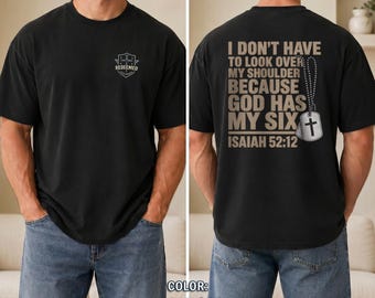 Puede incluir: Una camiseta negra de manga corta con un pequeño logotipo de escudo en el pecho con el texto REDEEMED. La parte posterior muestra el texto I DON'T HAVE TO LOOK OVER MY SHOULDER BECAUSE GOD HAS MY SIX ISAIAH 52:12 y un gráfico de placa.