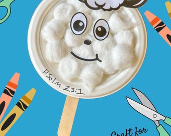Könnte beinhalten: Ein Schaf-Bastelprojekt aus einem Pappteller, Wattebällchen und einem Eisstiel. Das Schaf hat ein schwarz-weißes Gesicht und Ohren. Der Text "Psalm 23:1" steht auf dem Teller. Das Bild enthält auch Buntstifte und eine Schere. Der Text "Simple Sheep Craft for Church and Home!" wird angezeigt.