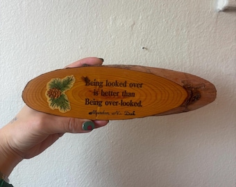 Vintage en handgemaakt houten snijbord met de tekst 'Over het hoofd worden gezien is beter dan over het hoofd worden gezien'