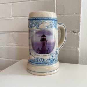 Può includere: Un set di tre tazze in ceramica con finitura opaca e macchiettata. Le tazze sono nei toni del crema, grigio chiaro e grigio scuro. Ogni tazza ha un design semplice e minimalista, perfetto per caffè o tè.