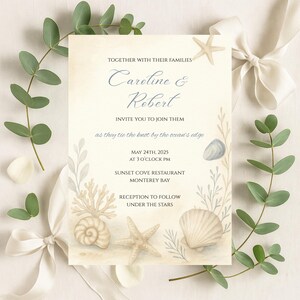 Puede incluir: Una invitación de boda con temática playera. La invitación presenta los nombres "Caroline & Robert" en una elegante escritura, junto con los detalles de la ceremonia el 24 de mayo de 2025, en Sunset Cove Restaurant, Monterey Bay. Elementos decorativos incluyen conchas, estrellas de mar y vegetación.