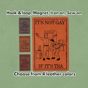 Op de afbeelding: Oranje en bruine leren patches met de tekst "IT'S NOT GAY IF IT'S TSA" en een cartoonillustratie van een veiligheidscontrole. De patches zijn verkrijgbaar in vier leerkleuren en kunnen met klittenband, magneet, opstrijkbaar of opgenaaid worden.