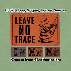 Könnte beinhalten: Orangefarbenes rechteckiges Schild mit dem Text "LEAVE NO TRACE" und einer Illustration eines Stiefels, der auf Steine tritt. Darunter befinden sich drei kleinere Aufnäher mit dem gleichen Design und Text. Der Text "Wählen Sie aus 4 Lederfarben" ist ebenfalls vorhanden.