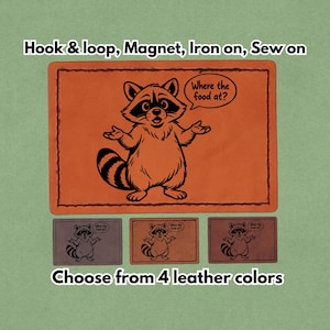 Può includere: Una toppa arancione con un procione dei cartoni animati e la nuvoletta "Where the food at?". Opzioni: Hook & loop, Magnet, Iron on, Sew on. Sotto, tre toppe più piccole in vari colori di pelle, ognuna con lo stesso disegno e testo.