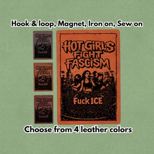 Op de afbeelding: Een oranje en zwarte patch met de tekst "HOT GIRLS FIGHT FASCISM" en "Fuck ICE". De afbeelding toont ook drie kleinere patches en de tekst "Kies uit 4 leerkleuren".