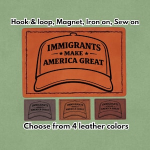 Op de afbeelding: Oranje leren patch met de tekst "IMMIGRANTS MAKE AMERICA GREAT" in zwart, met een baseballpet-ontwerp. Inclusief drie kleinere patches in verschillende kleuren. Verkrijgbaar met klittenband, magneet, om op te strijken of op te naaien.