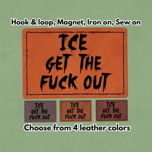 Może przedstawiać: Pomarańczowa skórzana naszywka z czarnym napisem "ICE GET THE FUCK OUT". Naszywka jest prostokątna z obszytą krawędzią. Poniżej znajdują się trzy mniejsze naszywki w różnych kolorach z tym samym tekstem. Tekst "Choose from 4 leather colors" znajduje się na dole.