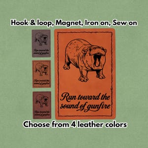 Può includere: Una toppa in pelle arancione con un'illustrazione dettagliata di un ippopotamo nero e la scritta "Run toward the sound of gunfire." L'immagine mostra anche tre toppe più piccole e la scritta "Choose from 4 leather colors."