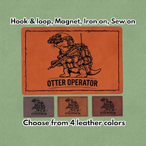 Könnte beinhalten: Orangenes Lederpatch mit einer schwarzen Illustration eines Otters in taktischer Ausrüstung, der ein Gewehr hält, mit dem Text "OTTER OPERATOR". Erhältlich in vier Lederfarben, kann mit Klettverschluss, Magnet, zum Aufbügeln oder Aufnähen befestigt werden.