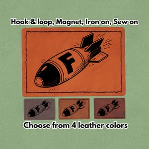 Op de afbeelding: Een set van drie keramische mokken met een gespikkelde, matte afwerking. De mokken zijn in tinten crème, lichtgrijs en donkergrijs. Elke mok heeft een eenvoudig, minimalistisch ontwerp, perfect voor koffie of thee.