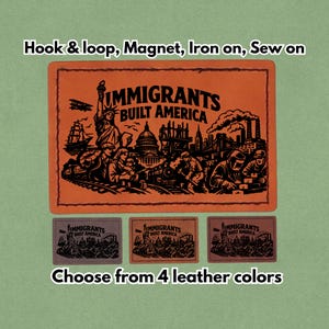 Op de afbeelding: Oranje rechthoekige patch met de tekst "IMMIGRANTS BUILT AMERICA" en een illustratie van het Vrijheidsbeeld, een schip en arbeiders. Hieronder drie kleinere patches in verschillende kleuren. De tekst "Kies uit 4 leerkleuren" staat onderaan.