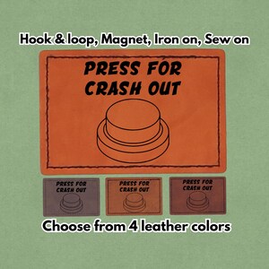 Könnte beinhalten: Ein orangefarbener rechteckiger Aufnäher mit dem Text "PRESS FOR CRASH OUT" und einer Schaltflächengrafik. Darunter befinden sich drei kleinere Aufnäher in verschiedenen Farben, ebenfalls mit dem Text "PRESS FOR CRASH OUT". Das Bild enthält auch den Text "Choose from 4 leather colors".