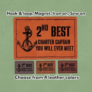 Puede incluir: Parche rectangular naranja con el texto "2ND BEST CHARTER CAPTAIN YOU WILL EVER MEET" y un ancla. Opciones: velcro, imán, planchar o coser. Elige entre 4 colores de cuero.