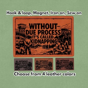 Może przedstawiać: Pomarańczowa naszywka z napisem "WITHOUT DUE PROCESS IT'S CALLED KIDNAPPING" oraz ilustracjami ludzi i pojazdów. Zawiera trzy mniejsze naszywki w różnych kolorach. Widoczny jest również tekst "Choose from 4 leather colors".