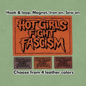 Op de afbeelding: Oranje patch met de zwarte tekst "HOT GIRLS FIGHT FASCISM". Hieronder drie kleinere patches in verschillende kleuren met dezelfde tekst. De afbeelding bevat ook de tekst "Hook & loop, Magnet, Iron on, Sew on" en "Choose from 4 leather colors."