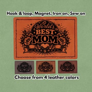 Op de afbeelding: Oranje leren patch met de tekst "World's Best Mom" in een decoratief ontwerp, met rozen en een hart. Verkrijgbaar in 4 kleuren leer. Opties: klittenband, magneet, opstrijkbaar of op te naaien.