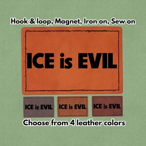 Op de afbeelding: Oranje leren patch met de tekst "ICE is EVIL" in zwarte letters. Daaronder drie kleinere patches met dezelfde tekst in verschillende kleuren. De afbeelding bevat ook de tekst "Hook & loop, Magnet, Iron on, Sew on" en "Kies uit 4 leerkleuren."