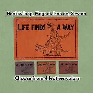 Op de afbeelding: Oranje leren patch met de tekst "LIFE FINDS A WAY" en een dinosaurus illustratie. De afbeelding toont ook drie kleinere patches in verschillende kleuren en de tekst "Choose from 4 leather colors".