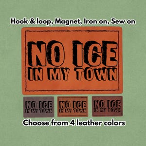 Op de afbeelding: Oranje leren patch met de zwarte tekst "NO ICE IN MY TOWN". De patch is verkrijgbaar in vier leerkleuren en kan worden bevestigd met klittenband, magneet, opstrijkbaar of opgenaaid.