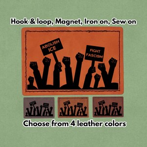 Op de afbeelding: Rechthoekige patches met een zwart silhouet van opgeheven vuisten met borden met de tekst "ABOLISH ICE" en "FIGHT FASCISM". Verkrijgbaar in vier leerkleuren. Tekst bovenaan luidt "Hook & loop, Magnet, Iron on, Sew on".