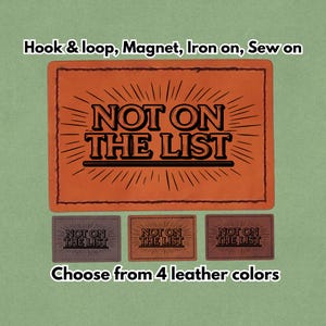 Könnte beinhalten: Orangefarbener Lederaufnäher mit dem Text "NOT ON THE LIST" in Schwarz. Das Design umfasst einen Sonnenstrahl und ist in vier Lederfarben erhältlich. Optionen: Klettverschluss, Magnet, zum Aufbügeln oder zum Aufnähen.