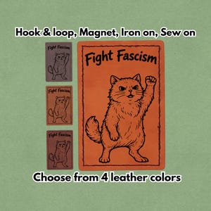 Puede incluir: Parche de cuero naranja con una ilustración de gato y las palabras "Fight Fascism". La imagen también muestra tres parches más pequeños en diferentes colores y el texto "Elige entre 4 colores de cuero."