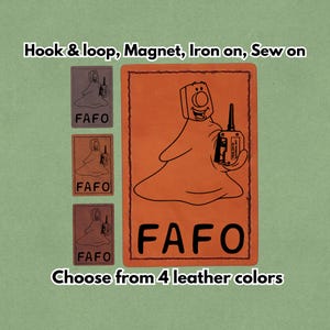 Könnte beinhalten: Orangefarbener Lederaufnäher mit einer Cartoonfigur, die ein Radio hält, und dem Text "FAFO". Drei kleinere Aufnäher in verschiedenen Brauntönen sind ebenfalls abgebildet. Der Text "Hook & loop, Magnet, Iron on, Sew on" und "Wählen Sie aus 4 Lederfarben" sind ebenfalls vorhanden.