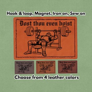 Puede incluir: Una taza de cerámica blanca con asa negra y el texto "But First, Coffee" en negrita negra. La taza se encuentra sobre un fondo borroso, sugiriendo un ambiente acogedor.