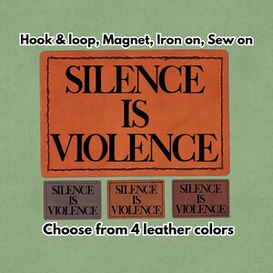 Op de afbeelding: Oranje rechthoekige patch met de tekst "SILENCE IS VIOLENCE" in vette zwarte letters. Hieronder drie kleinere patches in verschillende bruintinten met dezelfde tekst. De tekst "Choose from 4 leather colors" staat onderaan.