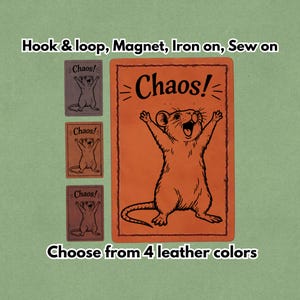 Könnte beinhalten: Orange und braune Lederaufnäher mit dem Wort "Chaos!" und einer Cartoon-Ratten-Illustration. Die Aufnäher sind in vier Lederfarben erhältlich und können mit Klettverschluss, Magnet, zum Aufbügeln oder zum Aufnähen befestigt werden.