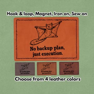 Puede incluir: Un parche de cuero naranja con una ilustración de una ardilla voladora y el texto "No backup plan, just execution." Debajo hay tres parches más pequeños en diferentes colores. El texto "Choose from 4 leather colors" está en la parte inferior. El parche se puede fijar con velcro, imán, planchar o coser.