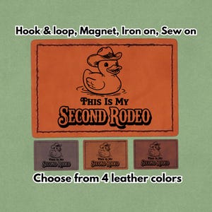 Pode incluir: Patch de couro laranja com uma ilustração de pato cowboy e o texto "This Is My Second Rodeo". A imagem também mostra três patches menores em cores diferentes e o texto "Choose from 4 leather colors".