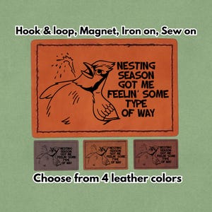 Può includere: Toppa arancione con un'illustrazione di uccello e la scritta "NESTING SEASON GOT ME FEELIN' SOME TYPE OF WAY." Sotto, tre toppe più piccole in diversi colori. Il testo "Choose from 4 leather colors" è in basso.