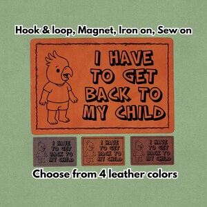 Puede incluir: Parche de cuero naranja con un loro de dibujos animados y el texto "I HAVE TO GET BACK TO MY CHILD". El parche está disponible en 4 colores de cuero y se puede fijar con velcro, imán, planchar o coser.
