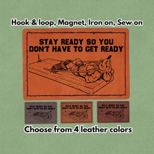Könnte beinhalten: Orangefarbener rechteckiger Aufnäher mit dem Text "STAY READY SO YOU DON'T HAVE TO GET READY" und einer Cartoon-Maus auf einer Falle. Darunter drei kleinere Aufnäher in verschiedenen Farben. Der Text "Choose from 4 leather colors" steht unten.