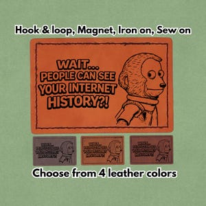 Könnte beinhalten: Ein orangefarbener rechteckiger Aufnäher mit dem Text "WAIT... PEOPLE CAN SEE YOUR INTERNET HISTORY?!" und einem Affen-Meme. Darunter befinden sich drei kleinere Aufnäher in verschiedenen Farben mit dem gleichen Text und Bild. Der Text "Choose from 4 leather colors" steht unten.