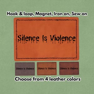 Op de afbeelding: Oranje leren patch met de tekst "Silence Is Violence" in zwart, met een druipend effect. De patch is verkrijgbaar in vier leerkleuren en kan worden bevestigd met klittenband, magneet, opstrijkbaar of opgenaaid.