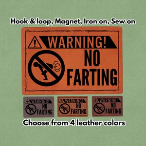 Puede incluir: Cartel rectangular naranja con texto negro "WARNING! NO FARTING" y un gráfico de una persona agachada con una nube de gas. Debajo, tres parches de cuero más pequeños con el mismo diseño. El texto "Choose from 4 leather colors" está en la parte inferior.