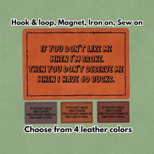 Könnte beinhalten: Orangefarbener rechteckiger Aufnäher mit dem Text "IF YOU DON'T LIKE ME WHEN I'M BROKE. THEN YOU DON'T DESERVE ME WHEN I HAVE 60 BUCKS." mit drei kleineren Aufnähern darunter. Der Text "Choose from 4 leather colors" steht unten.