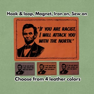 Op de afbeelding: Oranje en zwarte patch met een illustratie van Abraham Lincoln en de quote "If you are racist, I will attack you with the North." De afbeelding toont opties voor klittenband, magneet, opstrijkbaar en opnaaibaar, met een keuze uit vier leerkleuren.