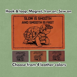 Könnte beinhalten: Rustikales Holzschild mit dem Text "Welcome to our home" in weißer Schrift. Das Schild hat eine Used-Optik und ein schlichtes, einladendes Design, ideal für die Eingangsbereichsdekoration.