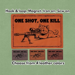Op de afbeelding: Oranje patch met de tekst "ONE SHOT, ONE KILL" en een illustratie van een katje met een sluipschuttergeweer. Daaronder drie kleinere patches in verschillende kleuren. De tekst "Kies uit 4 leerkleuren" staat onderaan.